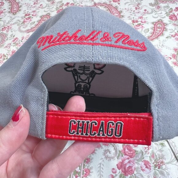 Vintage Chicago Bulls Mitchell & Ness Snapback Cap Grey and Red Baseball Hat - Picture 5 of 10